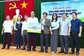 Công ty VEPIC trao tặng hơn 141.000 bản sách giáo khoa Cánh Diều cho học sinh vùng lũ Gia Lai