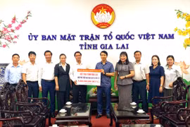 Bắc Ninh trao 5 tỷ đồng ủng hộ tỉnh Gia Lai khắc phục hậu quả thiên tai.