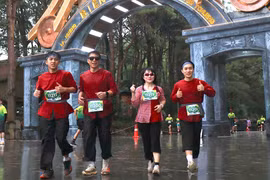 Gia đình anh Đỗ Xuân Việt (phường Kon Tum, tỉnh Quảng Ngãi) trong trang phục bà ba đậm chất miền Tây Nam bộ tại Gia Lai City Trail 2025.