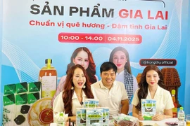 Các chủ thể sản phẩm OCOP livestream bán hàng với các Tiktoker. Ảnh: Hải Yến