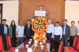 Phó Chủ tịch UBND tỉnh Nguyễn Hữu Quế thăm, chúc mừng Giáng sinh. 