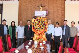 Phó Chủ tịch UBND tỉnh Nguyễn Hữu Quế thăm, chúc mừng Giáng sinh. 