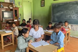 “Mẹ đỡ đầu” trẻ em khó khăn làng Tung ke