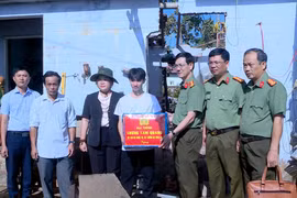 Thăm, tặng quà người dân bị thiệt hại do bão số 13 tại xã Tuy Phước và Tuy Phước Đông.