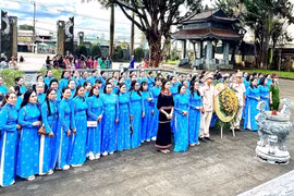 Cán bộ, hội viên phụ nữ phường Hội Phú dâng hoa tại Đền tưởng niệm liệt sĩ Hội Phú. Ảnh: Minh Chí