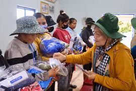 Hội Nữ kháng chiến Bình Dương trao quà cho bà con xã Tơ Tung. Ảnh: Thanh Thuận