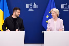 Tổng thống Ukraine Volodymyr Zelensky (trái) và Chủ tịch Ủy ban châu Âu Ursula Von der Leyen tham gia cuộc họp báo chung tại Brussels (Bỉ) vào ngày 17-8-2025. Ảnh: AFP/Nguồn: TTO