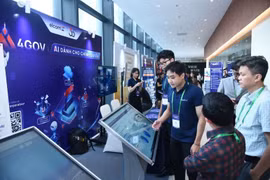 Các gian hàng giới thiệu giải pháp AI bên lề Diễn đàn Trí tuệ nhân tạo Việt Nam-AI360 2025 diễn ra ngày 9-10. Ảnh: NDO