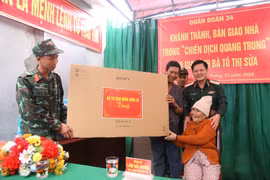 Quân đoàn 34 và chính quyền địa phương khánh thành, bàn giao ngôi nhà đầu tiên trong “Chiến dịch Quang Trung” cho hộ gia đình bà Tô Thị Sửa tại xã Ngô Mây.