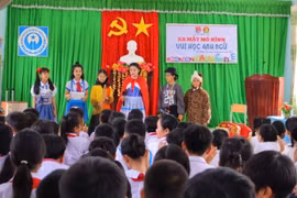 Tiết mục “Cô bé quàng khăn đỏ” được học sinh Trường Tiểu học số 2 Phước An dàn dựng và biểu diễn bằng tiếng Anh.