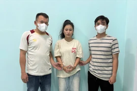 Đối tượng truy nã Nguyễn Thị Hà (giữa) bị Công an xã Phù Mỹ Bắc bắt giữ.