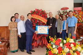 Phó Bí thư Tỉnh ủy Nguyễn Ngọc Lương thăm, chúc mừng các tổ chức tôn giáo nhân dịp Giáng sinh.