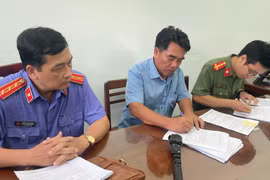 Cơ quan chức năng làm việc với đối tượng Nguyễn Văn Tòng. 