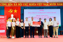 Tổng Công ty Cổ phần Bưu chính Viettel trao 100 triệu đồng cho Ủy ban MTTQ Việt Nam xã Tuy Phước Đông để giúp nhân dân khắc phục hậu quả bão lũ. 