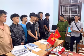 Công an phường Hoài Nhơn Nam bắt giữ nhóm 6 đối tượng về hành vi mua bán, tổ chức sử dụng trái phép chất ma túy. Ảnh: ĐVCC