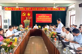 Quang cảnh buổi làm việc giữa Phó Chủ tịch Thường trực UBND tỉnh Nguyễn Tuấn Thanh với 3 xã Phù Mỹ Đông, Phù Mỹ Bắc, Bình Dương.