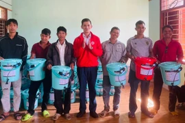 Đại diện lãnh đạo Hội Chữ thập đỏ tỉnh trao bộ lọc nước cho bà con xã Canh Liên. Ảnh: Ngọc Huy