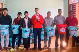 Đại diện lãnh đạo Hội Chữ thập đỏ tỉnh trao bộ lọc nước cho bà con xã Canh Liên. Ảnh: Ngọc Huy