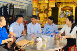 Lãnh đạo UBND xã Tuy Phước Bắc và các hội, đoàn thể xã đến thăm hỏi và chia buồn cùng gia đình nạn nhân. 