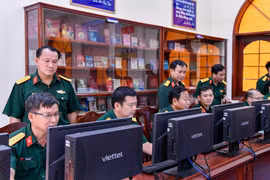 Cán bộ, nhân viên Bộ CHQS tỉnh Gia Lai tham gia kiểm tra, đánh giá kiến thức, kỹ năng số trong phong trào "Bình dân học vụ số" do lực lượng vũ trang Quân khu 5 phát động. 