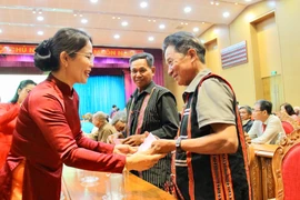 Đồng chí Nguyễn Thị Phong Vũ-Ủy viên Ban Thường vụ Tỉnh ủy, Trưởng Ban Tuyên giáo và Dân vận Tỉnh ủy gặp gỡ nhân sĩ trí thức, người có uy tín trong đồng bào dân tộc thiểu số. Ảnh: N.M