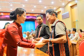 Đồng chí Nguyễn Thị Phong Vũ-Ủy viên Ban Thường vụ Tỉnh ủy, Trưởng Ban Tuyên giáo và Dân vận Tỉnh ủy gặp gỡ nhân sĩ trí thức, người có uy tín trong đồng bào dân tộc thiểu số. Ảnh: N.M