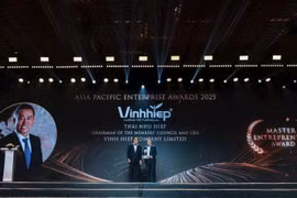 Ông Thái Như Hiệp-Tổng Giám đốc Công ty TNHH Vĩnh Hiệp nhận Giải thưởng Doanh nhân xuất sắc châu Á-Thái Bình Dương. Ảnh: DNCC