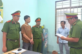 Cơ quan Cảnh sát điều tra thực hiện lệnh bắt tạm giam Võ Hoàng Kha. Ảnh: ĐVCC