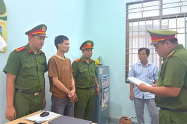 Cơ quan Cảnh sát điều tra thực hiện lệnh bắt tạm giam Võ Hoàng Kha. Ảnh: ĐVCC