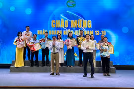 Trao bằng khen của Chủ tịch UBND tỉnh cho các tập thể vì có thành tích xuất sắc trong hoạt động sản xuất kinh doanh giai đoạn 2024-2025.