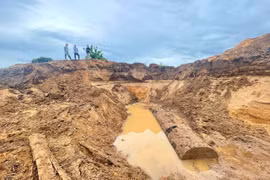 Hiện trường vụ khai thác gỗ trái phép tại bờ sông Ayun thuộc làng Kual (xã Phú Thiện). Ảnh: Minh Phương