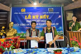 Đại diện lãnh đạo Công an phường Pleiku và hệ thống chính trị làng Ơp ký kết giao ước kết nghĩa. Ảnh: B.B