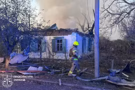 Thiệt hại tại thành phố Lozova do bom lượn mới của Nga gây ra. Ảnh: The Kyiv Independent