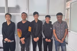 5 đối tượng bị tạm giữ hình sự để làm rõ hành vi tổ chức sử dụng trái phép chất ma túy. Ảnh: ĐVCC