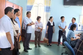 Đoàn khảo sát của Ban Pháp chế HĐND tỉnh khảo sát trực tiếp tại Trung tâm Phục vụ hành chính công xã Hra.