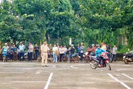 Hướng dẫn người dân chạy xe trong vòng số 8. 