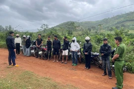 Công an xã Hra xử lý nghiêm thanh thiếu niên điều khiển xe máy gây rối.