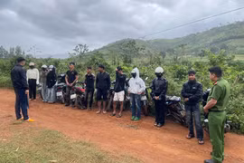 Công an xã Hra xử lý nghiêm thanh thiếu niên điều khiển xe máy gây rối.