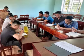 Các tài xế xe tải ở 2 xã An Lão và An Hòa ký cam kết tuân thủ Luật Trật tự, an toàn giao thông đường bộ. 