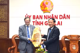 Chủ tịch UBND tỉnh Phạm Anh Tuấn (bên phải) tặng quà lưu niệm cho Đại sứ Phần Lan Pekka Voutilainen.