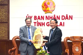 Chủ tịch UBND tỉnh Phạm Anh Tuấn (bên phải) tặng quà lưu niệm cho Đại sứ Phần Lan Pekka Voutilainen.