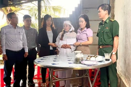 Các đơn vị trao tiền hỗ trợ cho gia đình chị Huỳnh Thị Tình (phường Hoài Nhơn Đông)-thân nhân thuyền viên mất tích. Ảnh: C.C