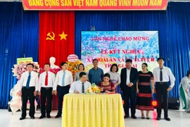 Lãnh đạo và đông đảo người dân hai địa phương tham dự buổi lễ kết nghĩa trang trọng tại Nhà Văn hóa xã Ia Púch sáng 1-11.