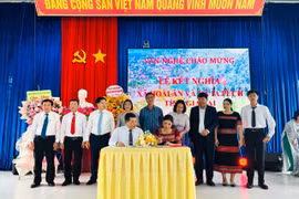 Lãnh đạo và đông đảo người dân hai địa phương tham dự buổi lễ kết nghĩa trang trọng tại Nhà Văn hóa xã Ia Púch sáng 1-11.