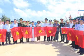 Đoàn công tác tặng cờ Tổ quốc cho ngư dân Đặc khu Lý Sơn. Ảnh: Minh Trung