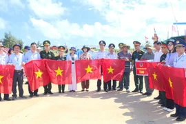 Đoàn công tác tặng cờ Tổ quốc cho ngư dân Đặc khu Lý Sơn. Ảnh: Minh Trung