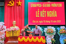 Đại diện lãnh đạo Lữ đoàn Pháo phòng không 234 và phường Pleiku ký kết chương trình phối hợp hoạt động kết nghĩa. 