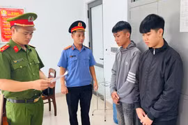 Cơ quan Cảnh sát điều tra Công an tỉnh Gia Lai thực hiện lệnh bắt tạm giam 2 đối tượng Đạt và Nhơn.