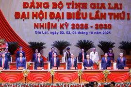 Đoàn Chủ tịch ra mắt điều hành Đại hội. Ảnh: Hồng Phúc