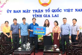 Thường trực xã Tuy Phước trao 280 triệu đồng ủng hộ đồng bào vùng lũ cho Ủy ban MTTQ Việt Nam tỉnh Gia Lai. Ảnh: M.M